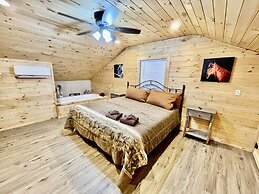 Double L Ranch 1 Bedroom Farmhouse by RedAwning