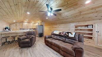 Double L Ranch 1 Bedroom Farmhouse by RedAwning