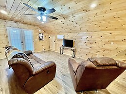 Double L Ranch 1 Bedroom Farmhouse by RedAwning