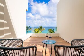 Luxury beachfront villa at Nizuc