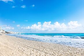 Luxury beachfront villa at Nizuc