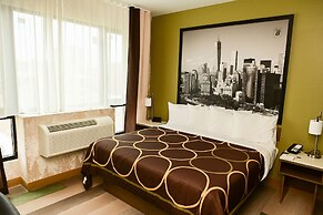 Super 8 by Wyndham Bronx Near Botanical Garden