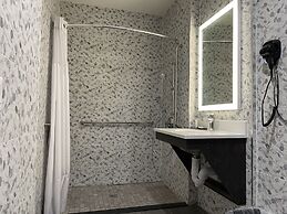 Super 8 by Wyndham Bronx Near Botanical Garden