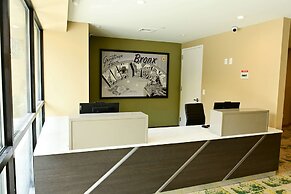 Super 8 by Wyndham Bronx Near Botanical Garden