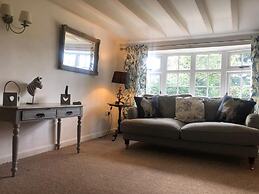Charming Country Cottage in a Peaceful Location