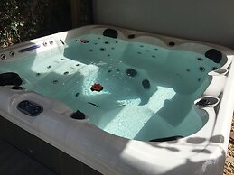 Stunning 1-bed Cottage With Hot Tub in Ross-on-wye