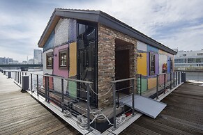 PETALS TOKYO - Floating Hotel