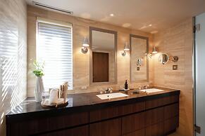 PETALS TOKYO - Floating Hotel