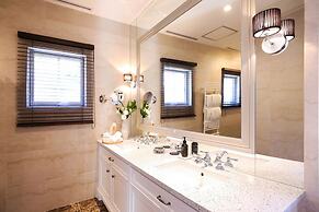 PETALS TOKYO - Floating Hotel