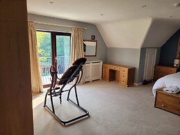 Remarkable 7 Bedroom Family House in Farnborough
