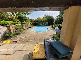 Remarkable 8 Bed Family House Sleeping 16 w/ Pool