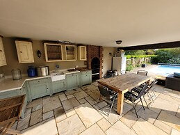 Remarkable 8 Bed Family House Sleeping 16 w/ Pool