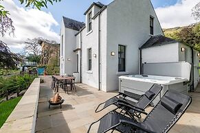 Captivating 4-bed House in Killin