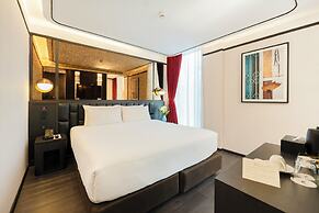 The Gravitique Hotel Khaosan