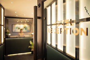The Gravitique Hotel Khaosan