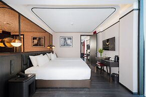 The Gravitique Hotel Khaosan