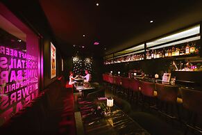 The Gravitique Hotel Khaosan