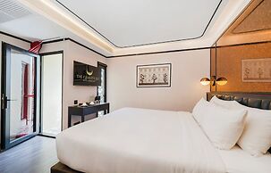 The Gravitique Hotel Khaosan