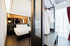 The Gravitique Hotel Khaosan