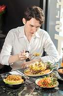 The Gravitique Hotel Khaosan