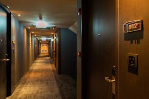 The Gravitique Hotel Khaosan