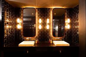 The Gravitique Hotel Khaosan