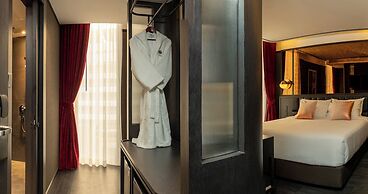 The Gravitique Hotel Khaosan