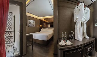 The Gravitique Hotel Khaosan