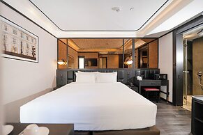 The Gravitique Hotel Khaosan