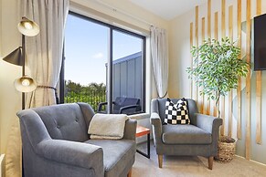 Super Chic Apt nr Albany Mall - Carpark