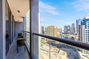 Maison Privee - Classy Urban Retreat w/ Amazing Dubai Canal Views