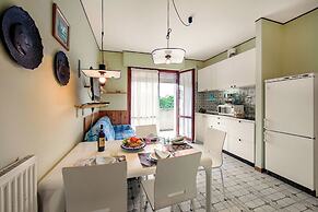 Edera With Balcony Few Steps From Sea