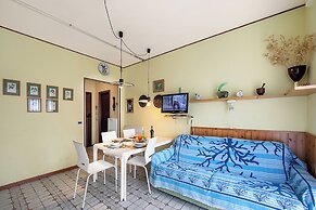 Edera With Balcony Few Steps From Sea