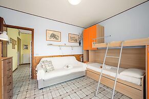 Edera With Balcony Few Steps From Sea