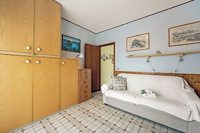 Edera With Balcony Few Steps From Sea