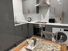 Luxury Apartment - Free Wi-fi & Parking NO Deposit