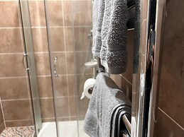 Luxury Apartment - Free Wi-fi & Parking NO Deposit