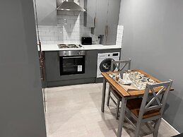 Luxury Apartment - Free Wi-fi & Parking NO Deposit