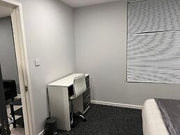 Luxury Apartment - Free Wi-fi & Parking NO Deposit