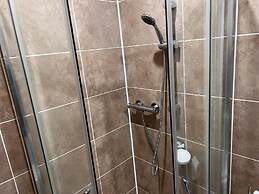 Luxury Apartment - Free Wi-fi & Parking NO Deposit