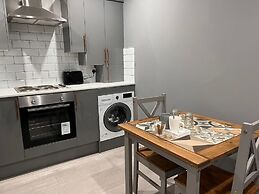 Luxury Apartment - Free Wi-fi & Parking NO Deposit