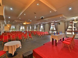 Kenenisa.. Oasis International Hotel