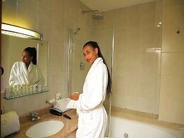 Kenenisa.. Oasis International Hotel
