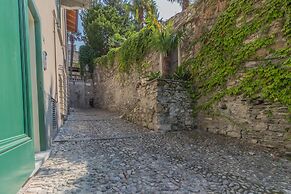 Tiny Duke Apartment in Varenna