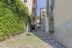 Tiny Duke Apartment in Varenna