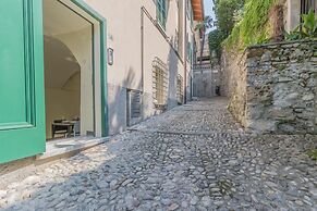 Tiny Duke Apartment in Varenna