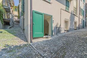 Tiny Duke Apartment in Varenna