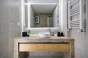 Elegant Big Apartment in Athens With Balcony