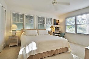 Artist Garden by Avantstay Great Location w/ Balcony, Outdoor Dining, 