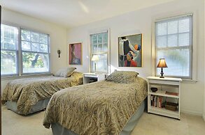 Artist Garden by Avantstay Great Location w/ Balcony, Outdoor Dining, 